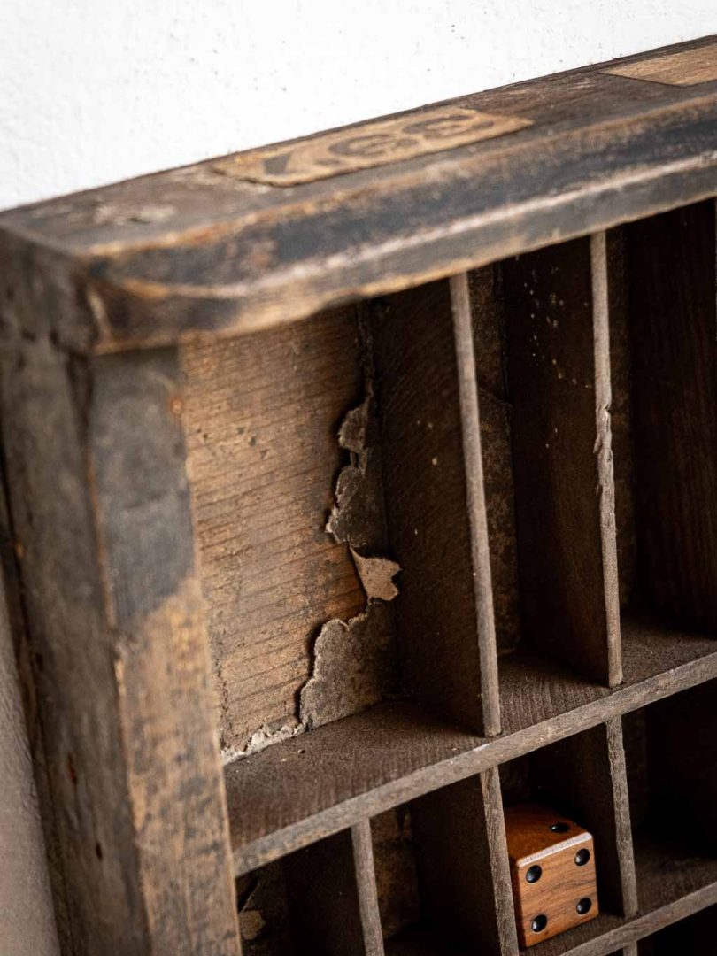 Ancien casier tiroir d'imprimerie en bois avec petites cases