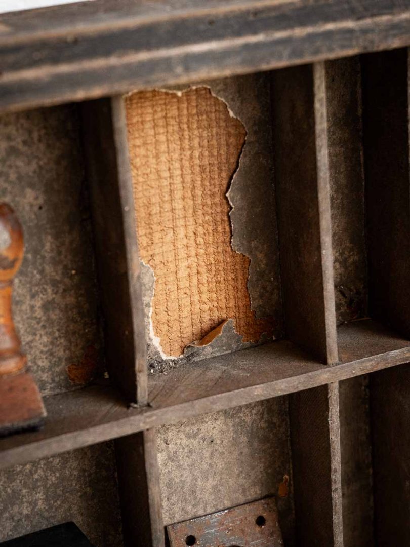 Ancien casier tiroir d'imprimerie en bois avec petites cases