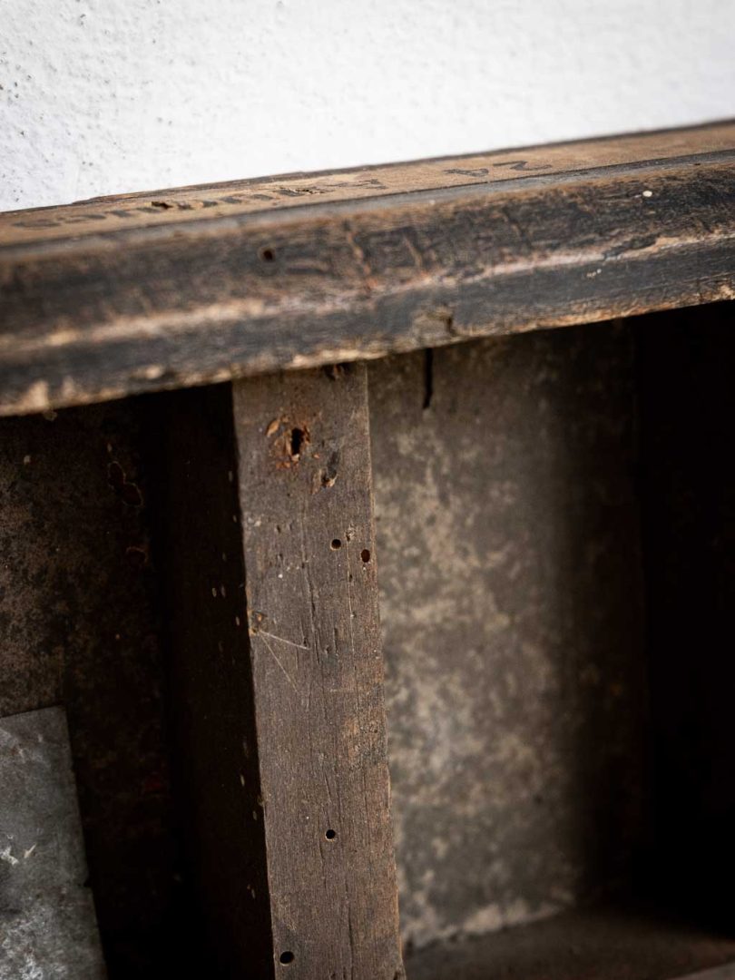 Ancien casier tiroir d'imprimerie en bois avec petites cases