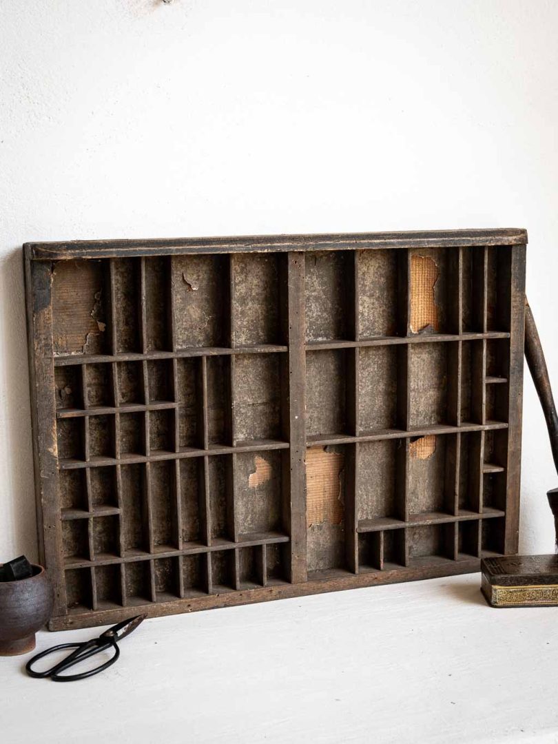 Ancien casier tiroir d'imprimerie en bois avec petites cases