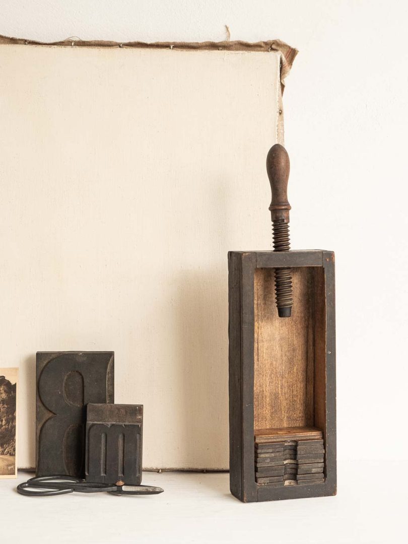 ancienne presse pour jeux de cartes en bois