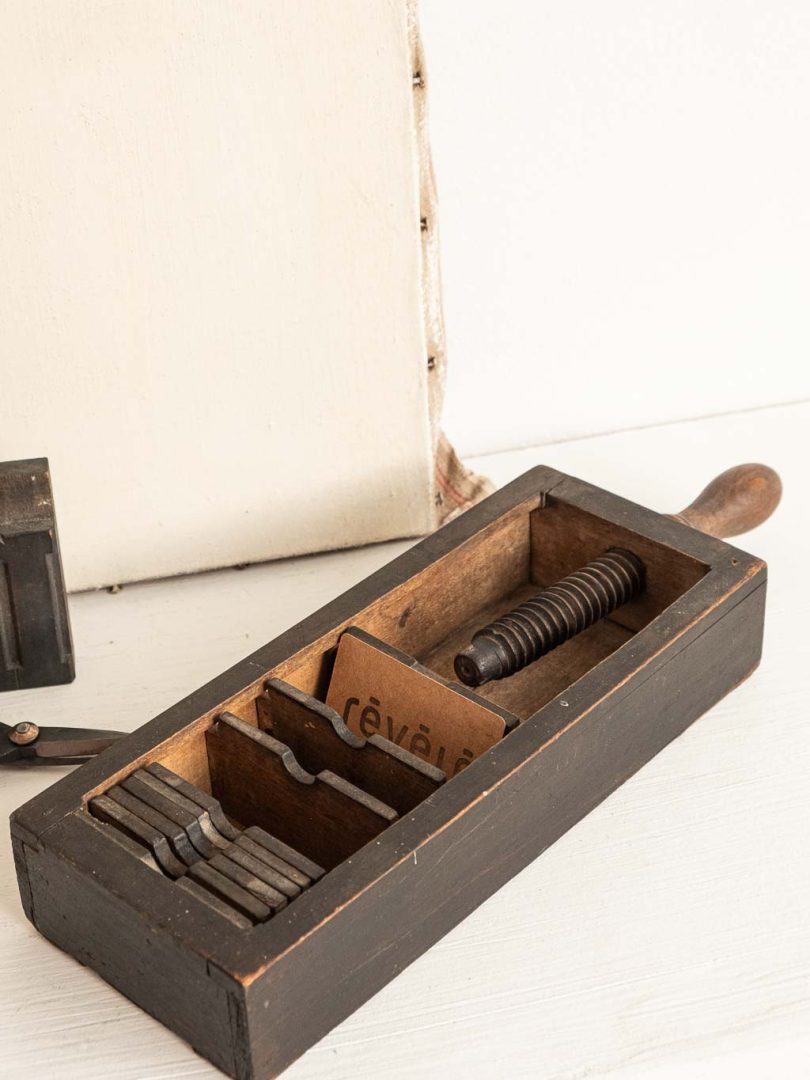ancienne presse pour jeux de cartes en bois