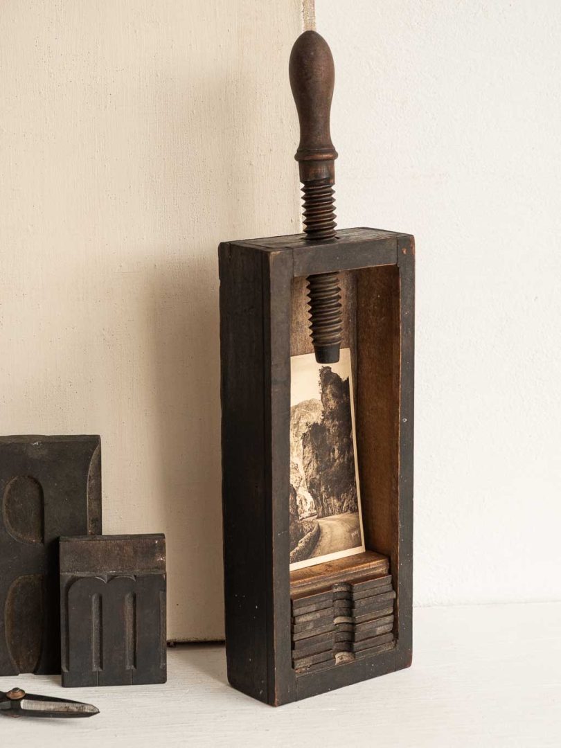 ancienne presse pour jeux de cartes en bois