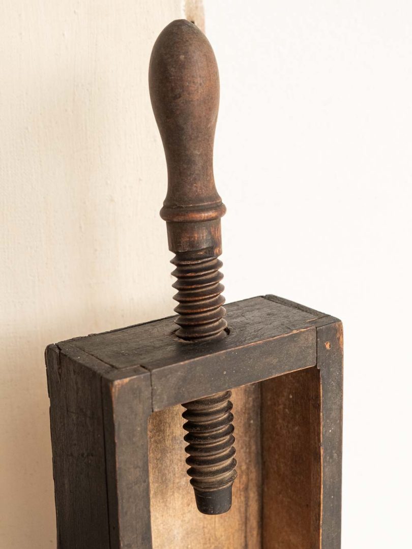 ancienne presse pour jeux de cartes en bois