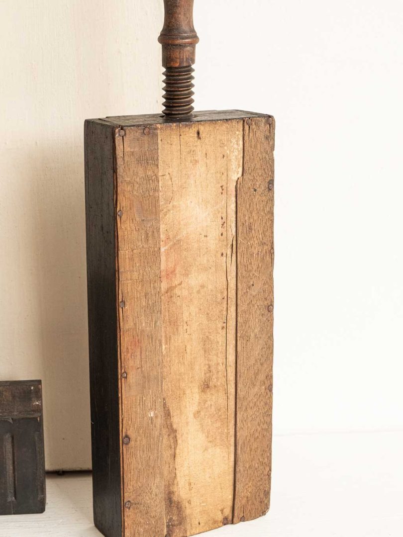 ancienne presse pour jeux de cartes en bois