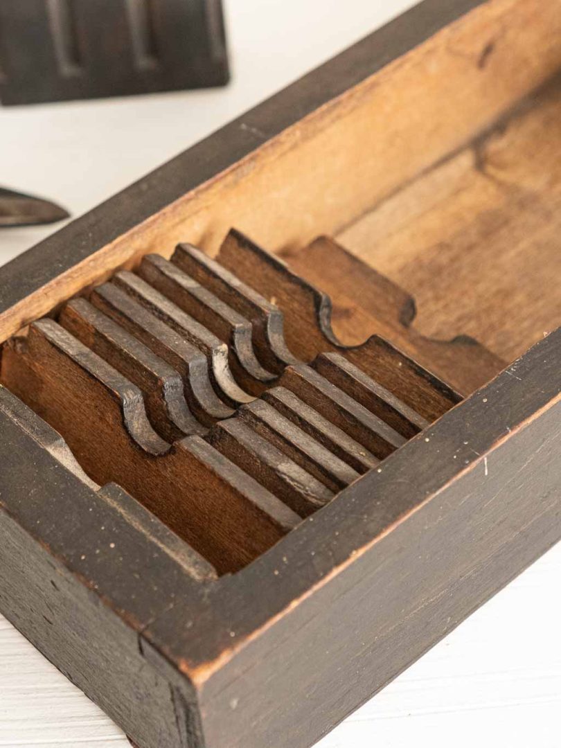 ancienne presse pour jeux de cartes en bois