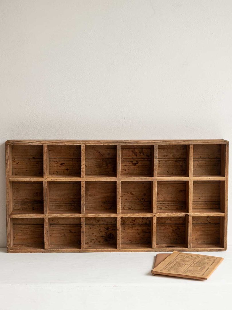 ancien grand casier trieur d'atelier en bois 18 cases