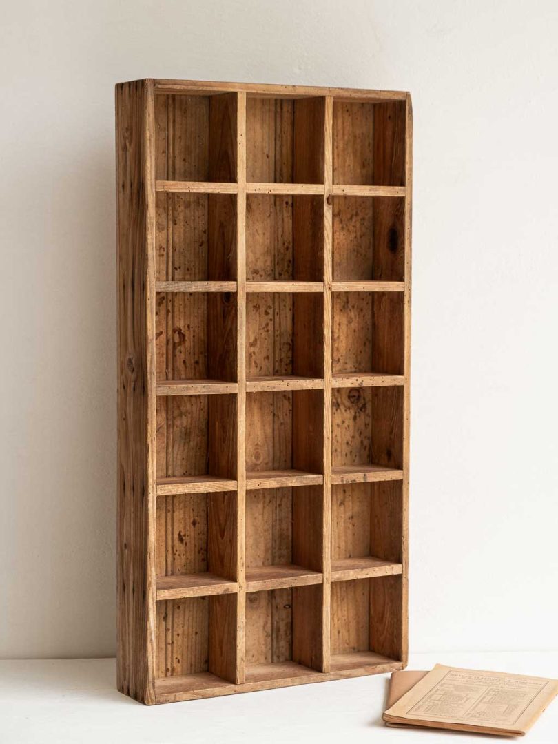 ancien grand casier trieur d'atelier en bois 18 cases