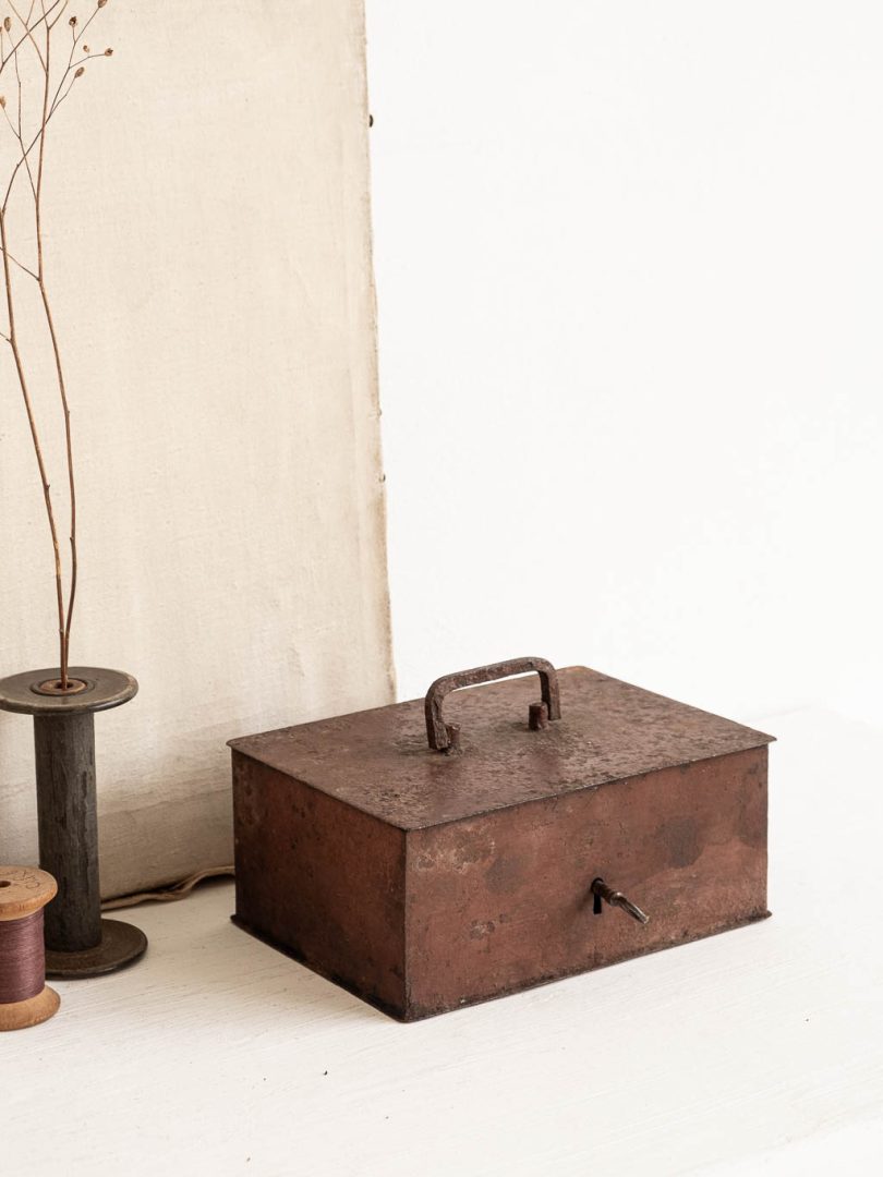 Ancienne caisse coffre fort en métal avec clé