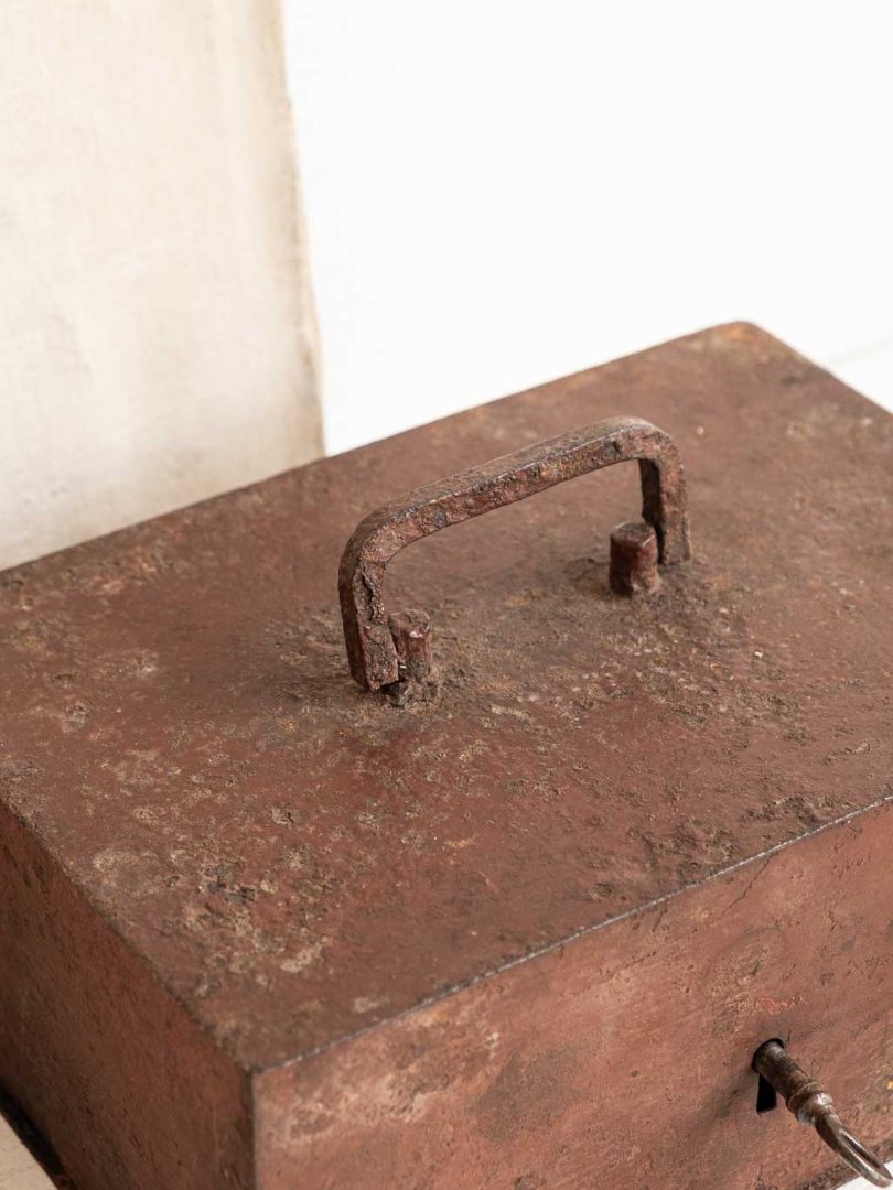 Ancienne caisse coffre fort en métal avec clé