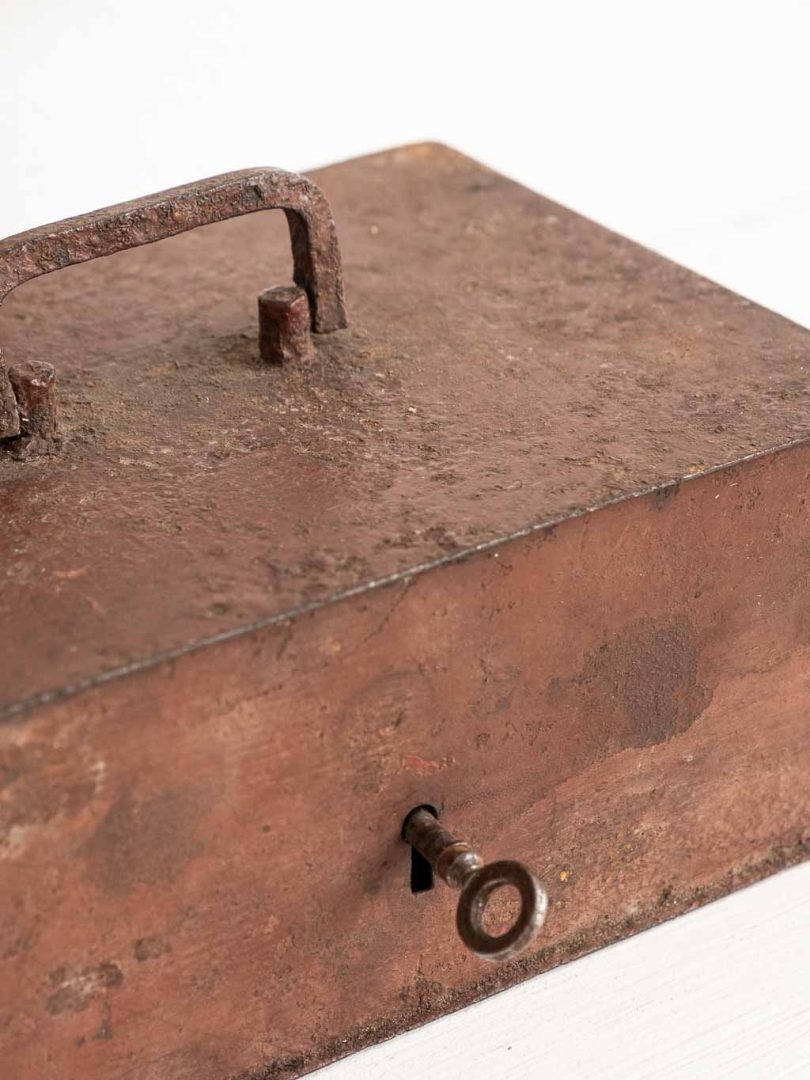 Ancienne caisse coffre fort en métal avec clé