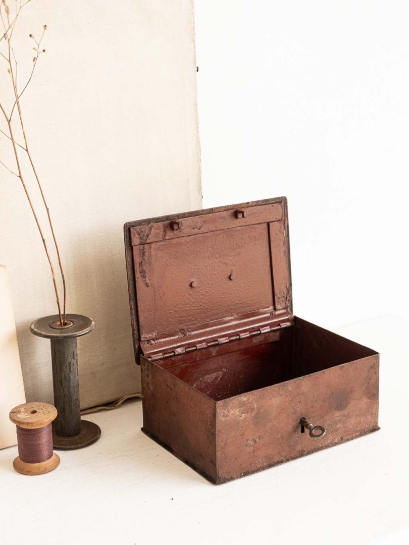 Ancienne caisse coffre fort en métal avec clé