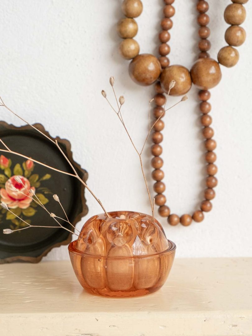 Pique fleurs vintage en verre rose