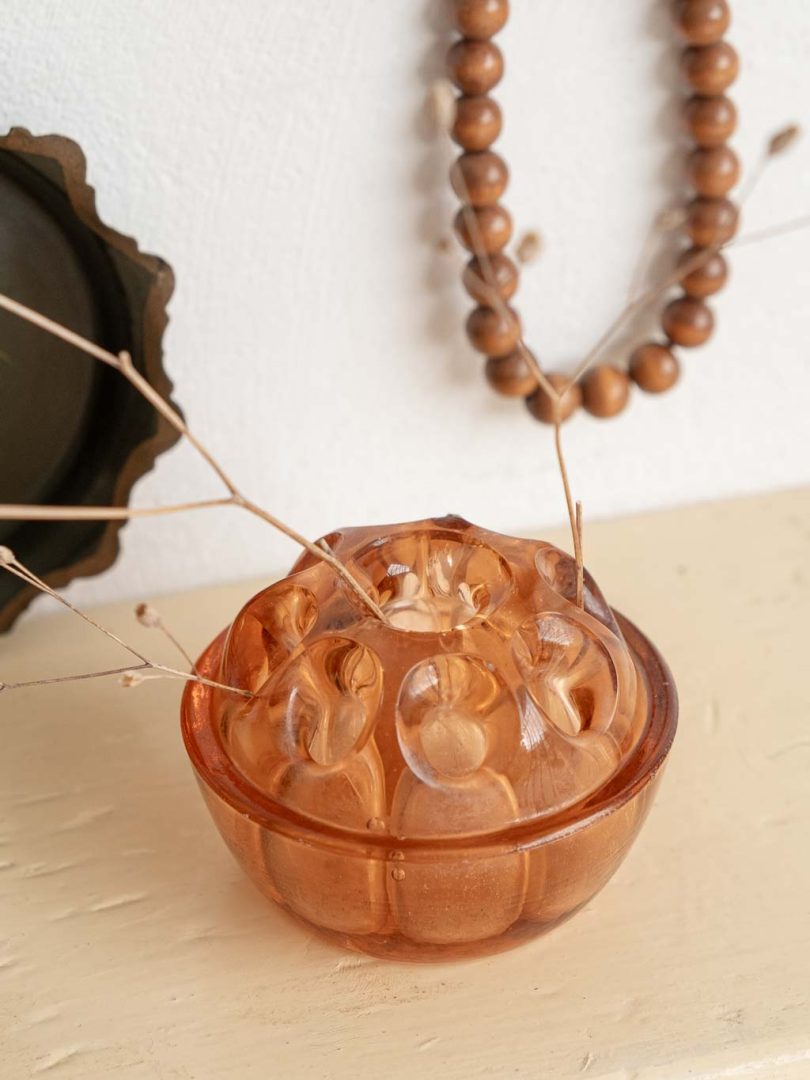 Pique fleurs vintage en verre rose