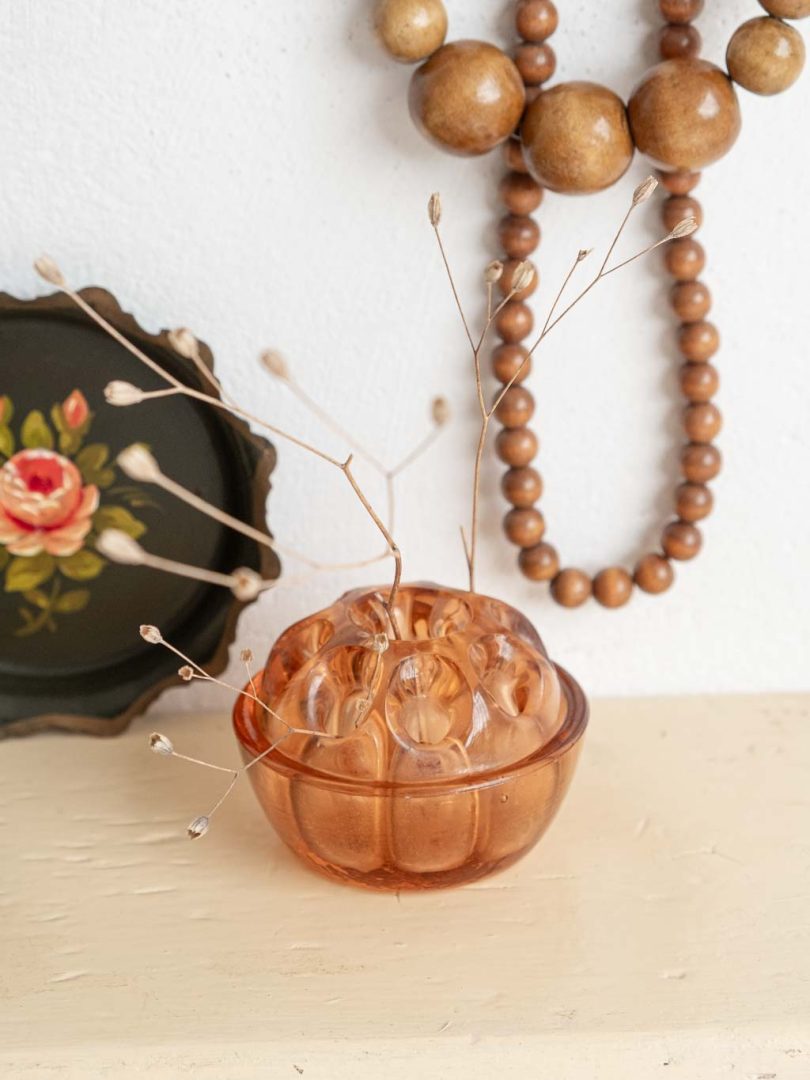 Pique fleurs vintage en verre rose