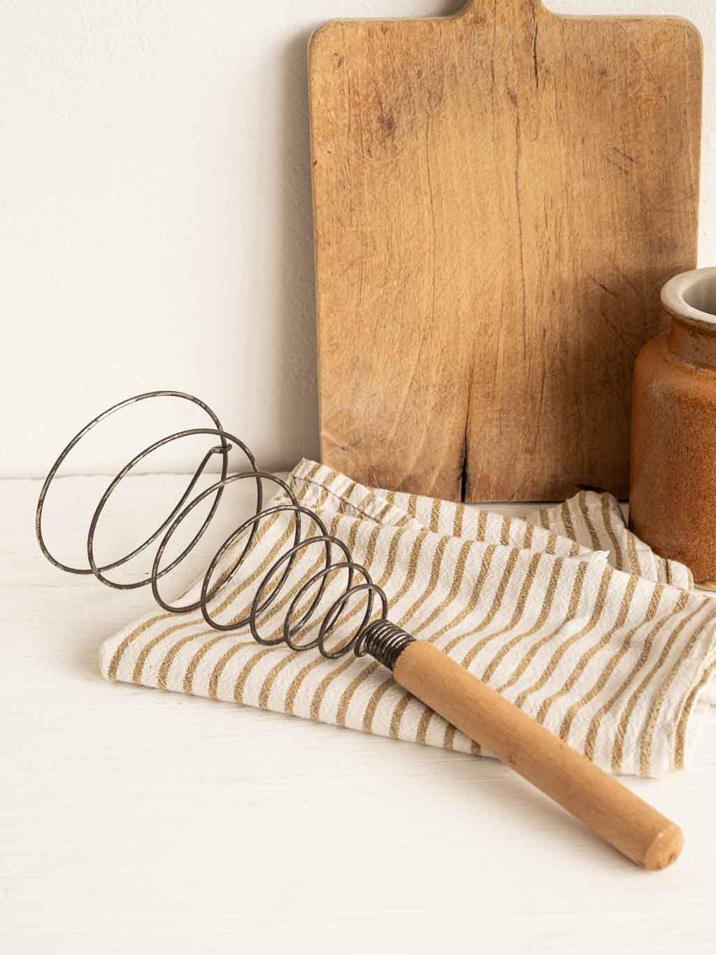 ancien fouet à ressort ou spirale pour la cuisine, ustensile ancien.