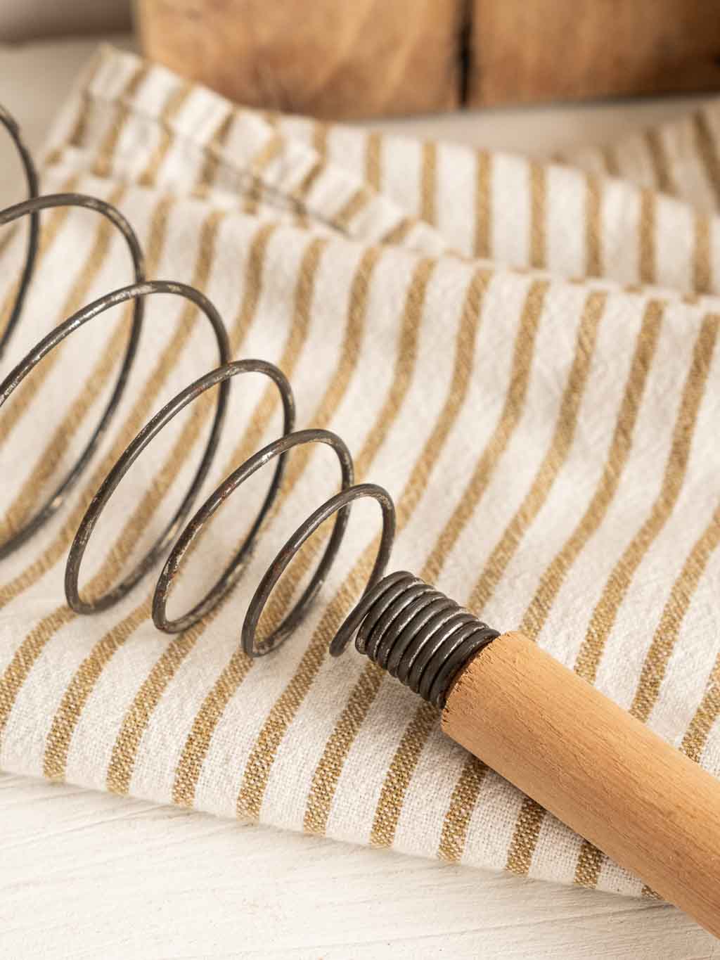 ancien fouet à ressort ou spirale pour la cuisine, ustensile ancien.