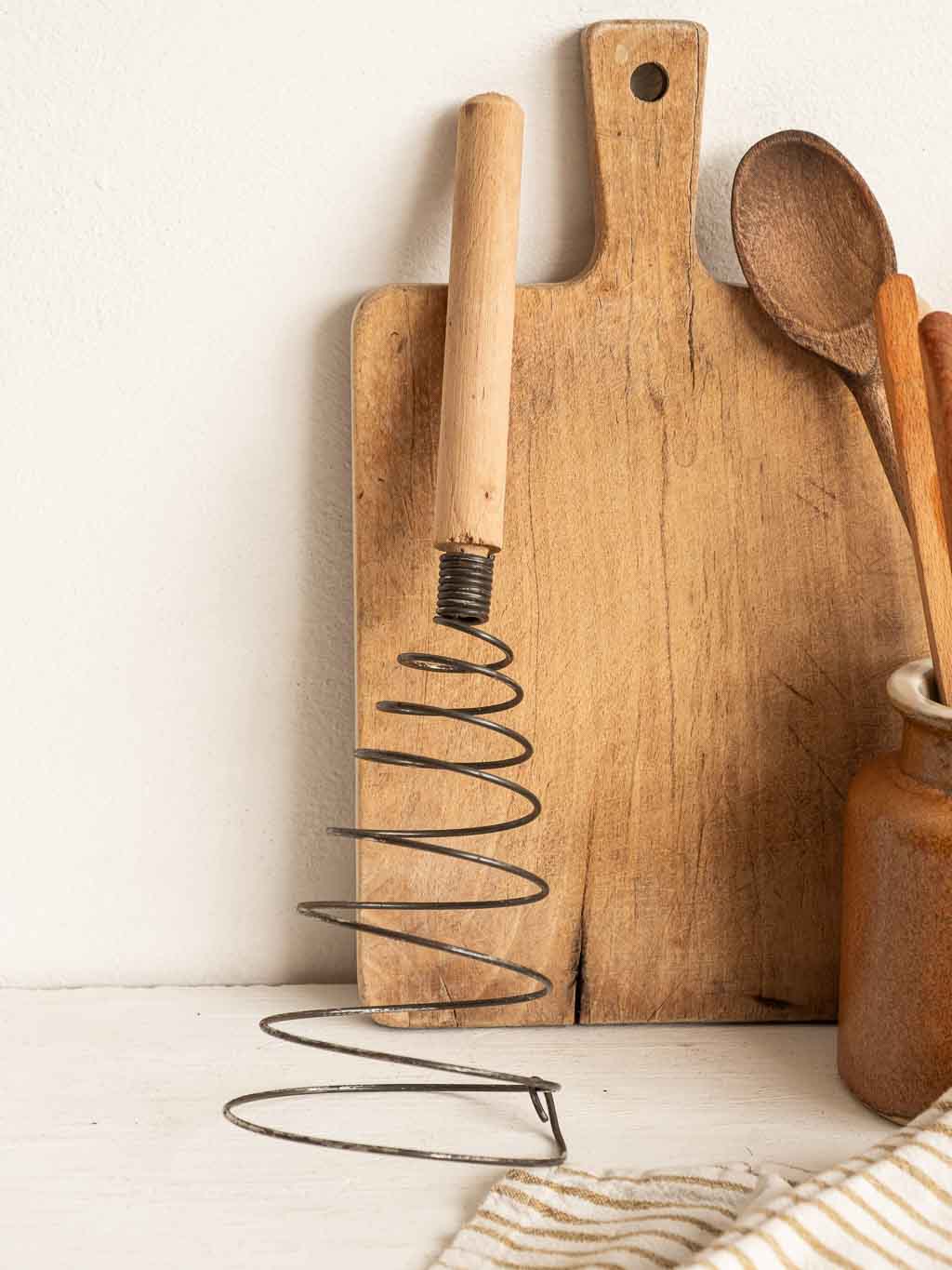 ancien fouet à ressort ou spirale pour la cuisine, ustensile ancien.