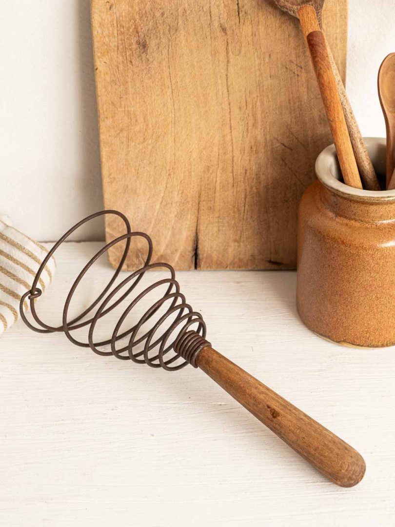 ancien fouet à ressort ou spirale pour la cuisine, ustensile ancien.