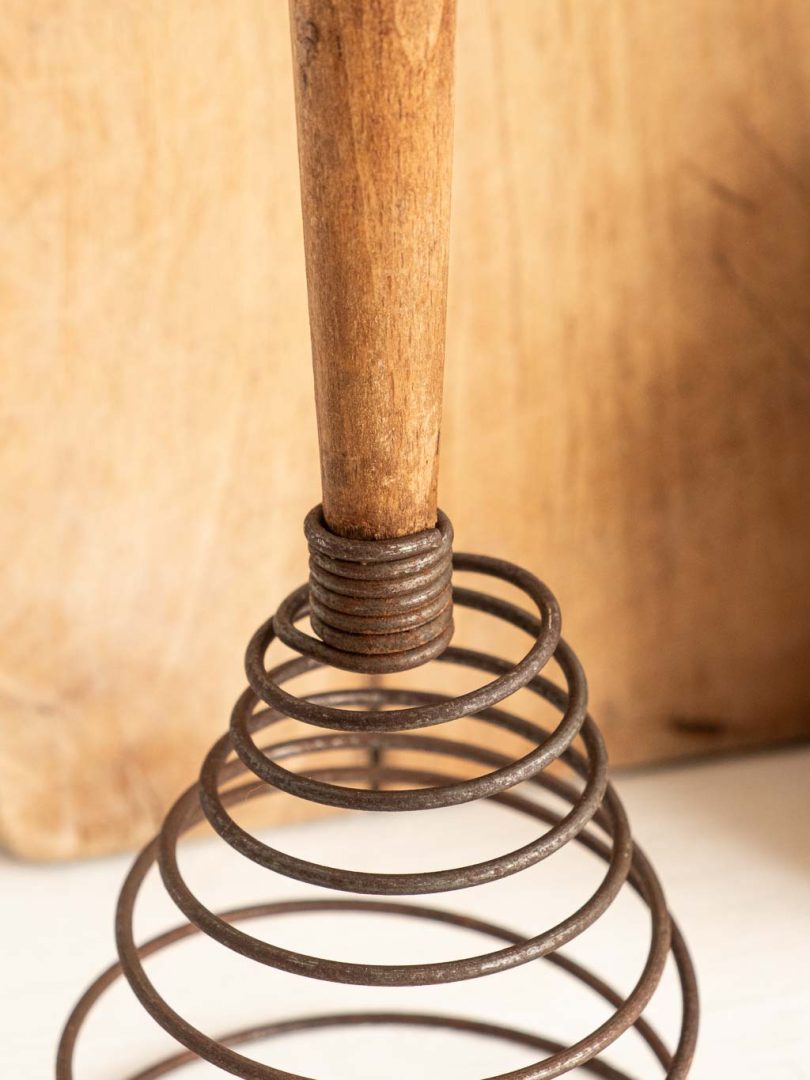ancien fouet à ressort ou spirale pour la cuisine, ustensile ancien.