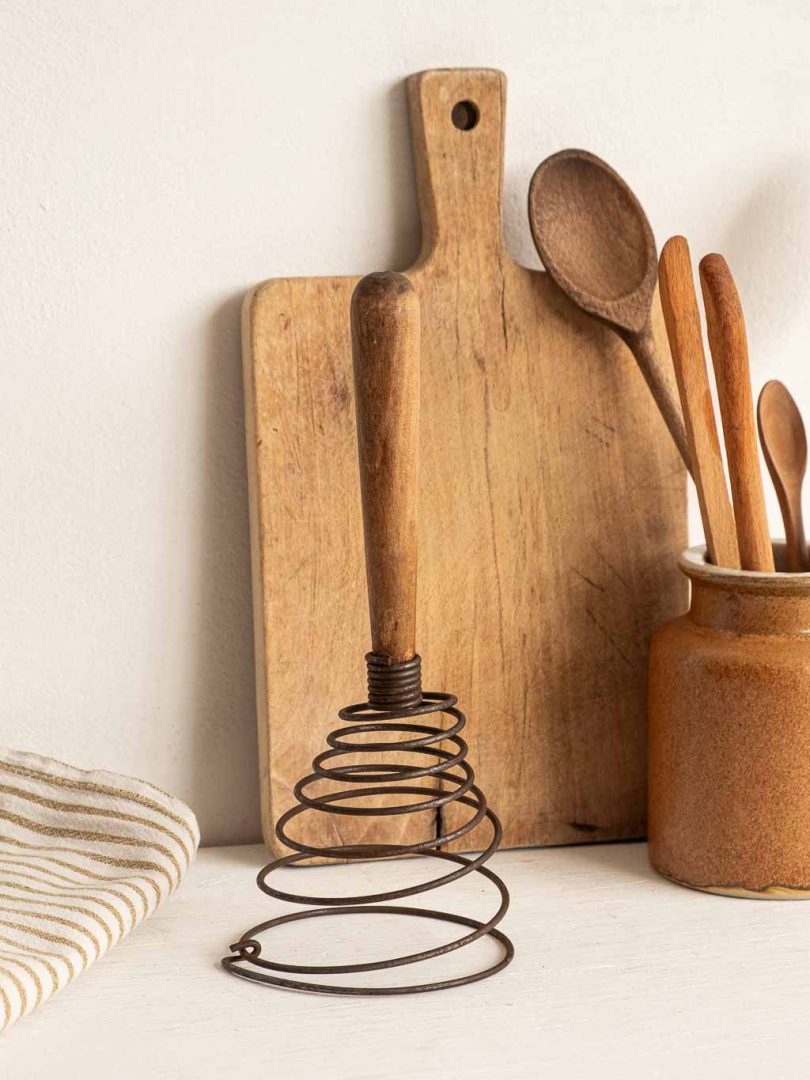 ancien fouet à ressort ou spirale pour la cuisine, ustensile ancien.