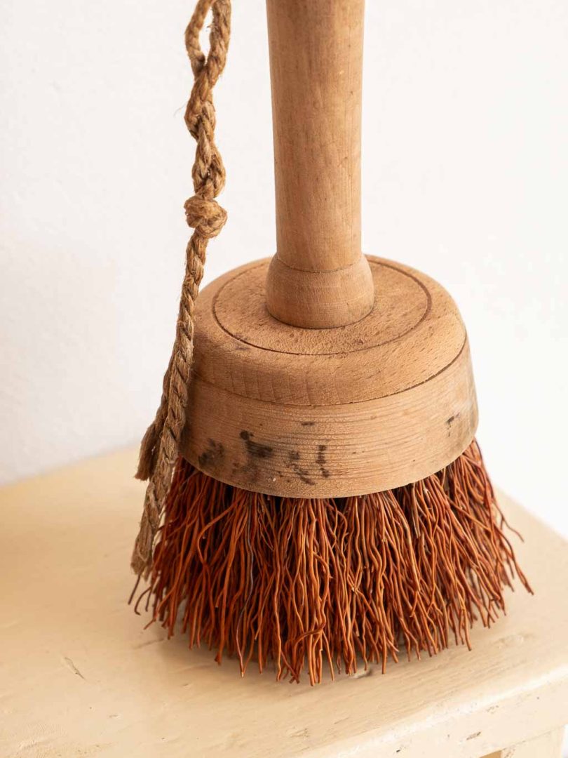 ancienne brosse de cuisine en chiendent et bois