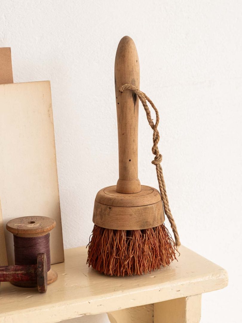 ancienne brosse de cuisine en chiendent et bois
