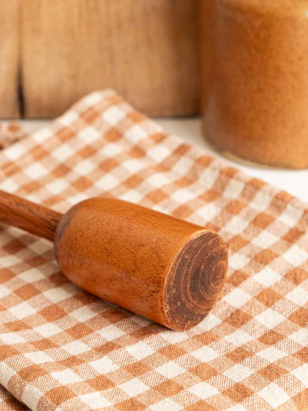 Pilon ancien an bois, détail
