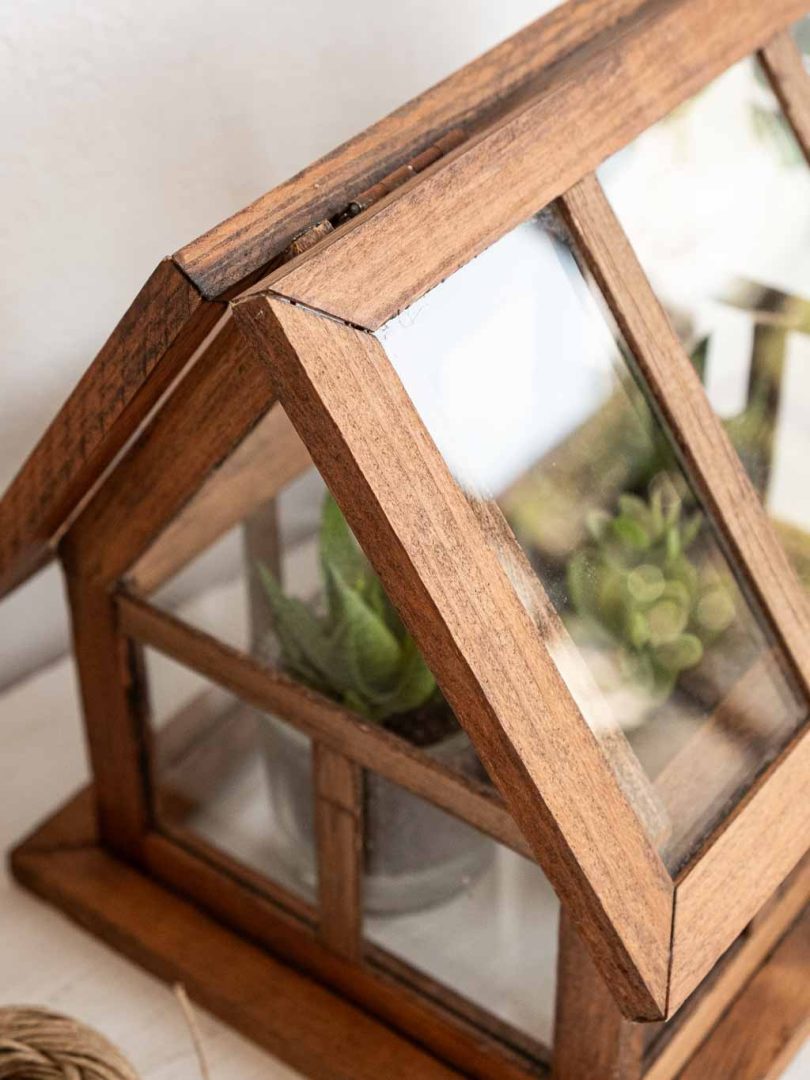 petite serre d'intérieur en bois et verre
