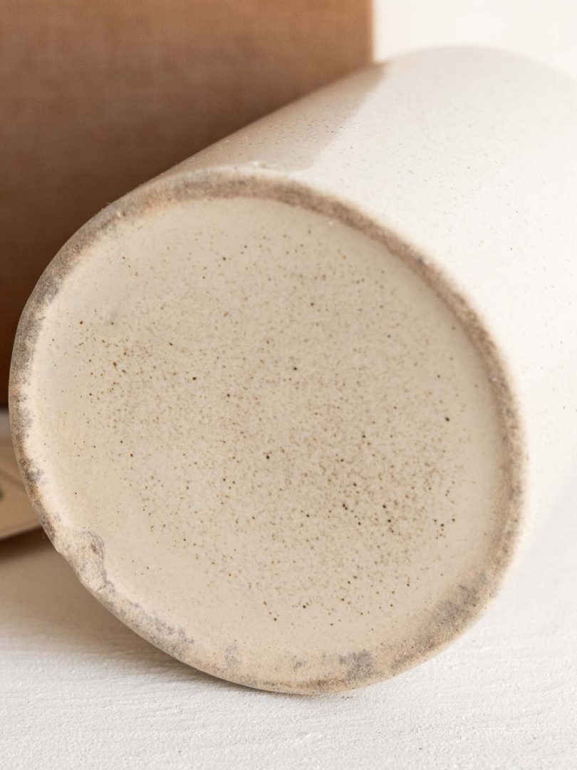 vase flacon en céramique blanche