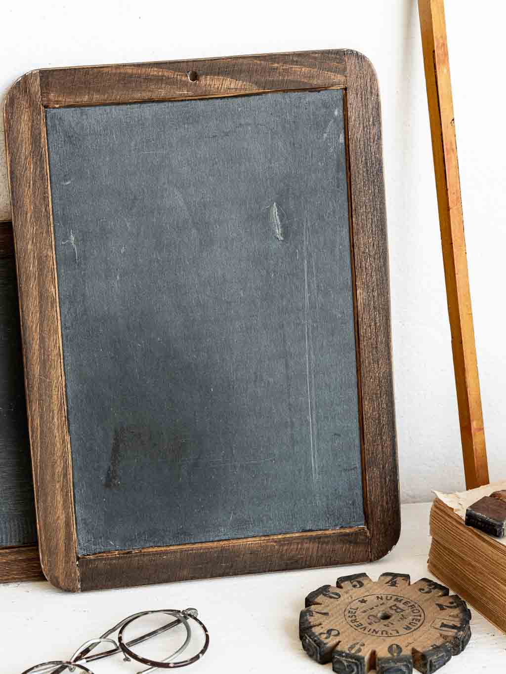 ardoise d'écolier en bois foncé