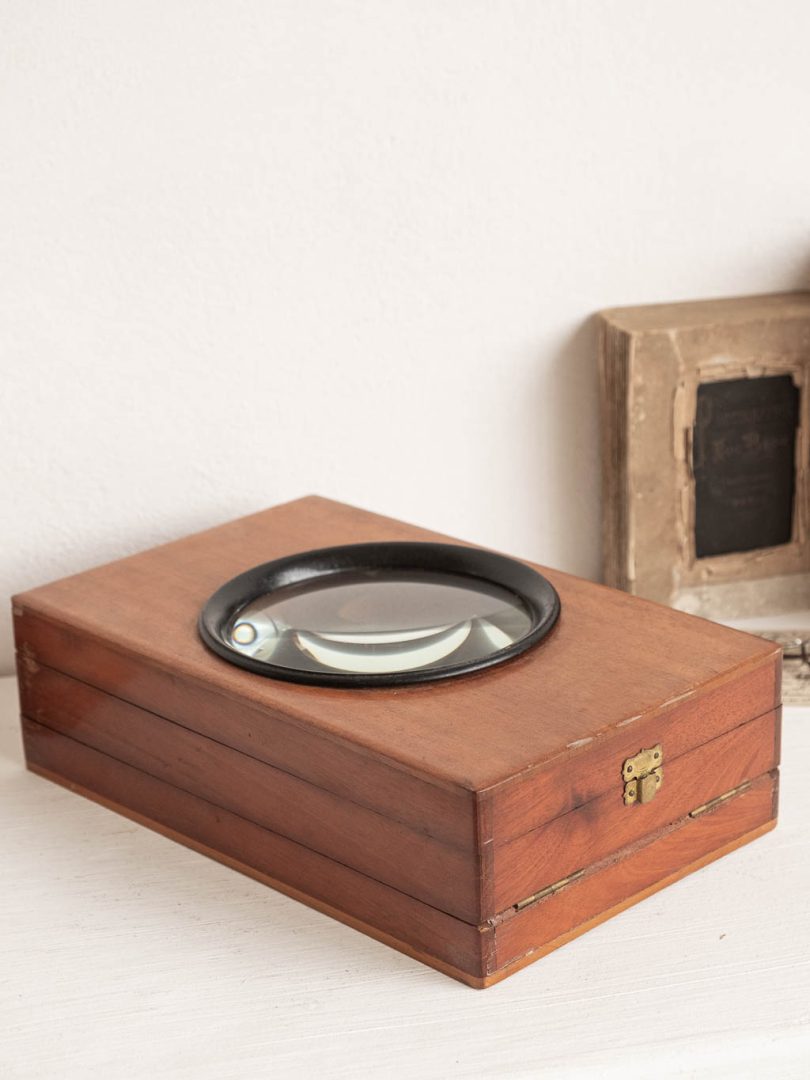 Graphoscope ancien en bois. Boite loupe photos