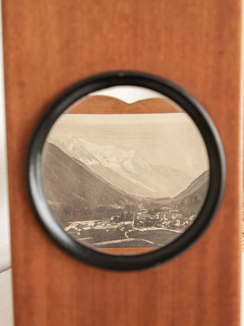 Graphoscope ancien en bois. Boite loupe photos