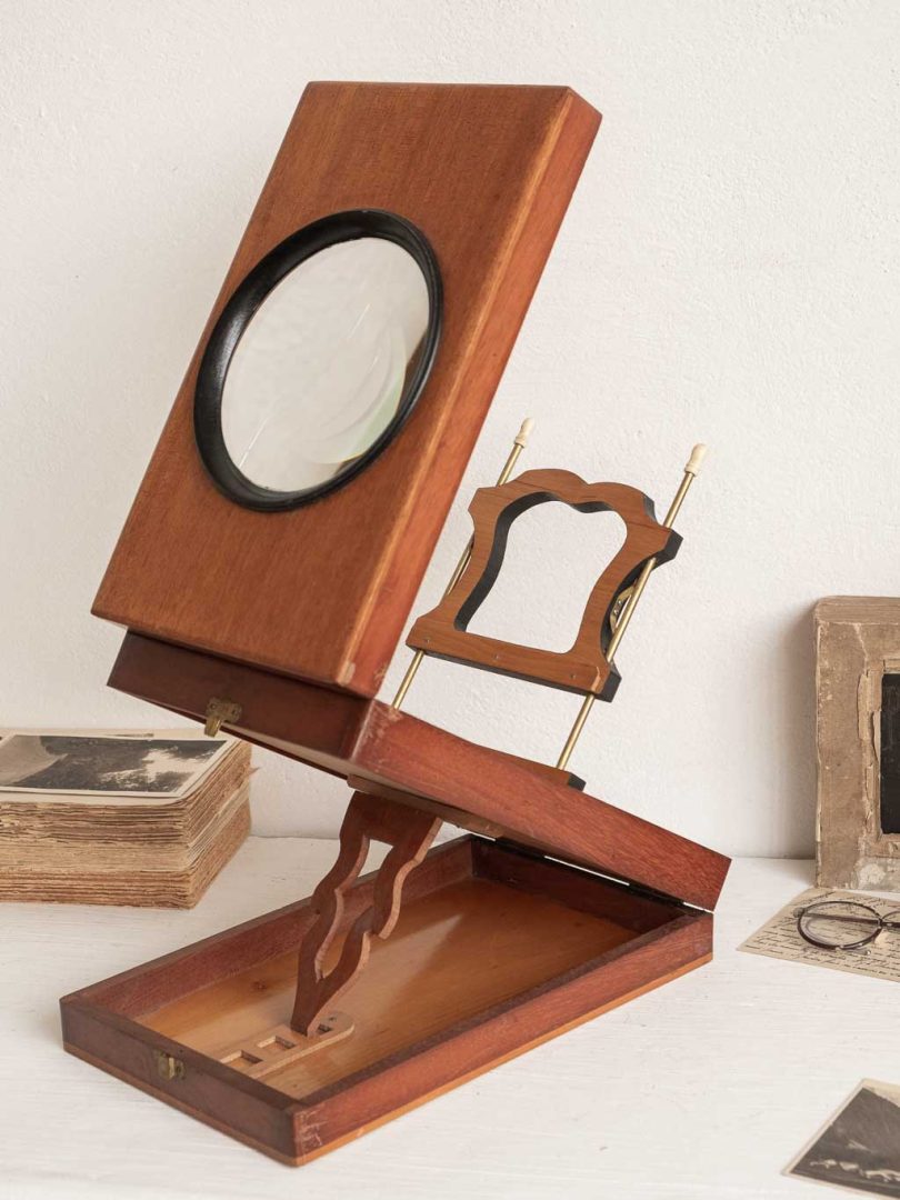 Graphoscope ancien en bois. Boite loupe photos