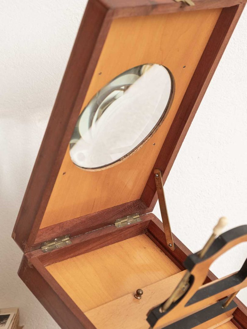 Graphoscope ancien en bois. Boite loupe photos
