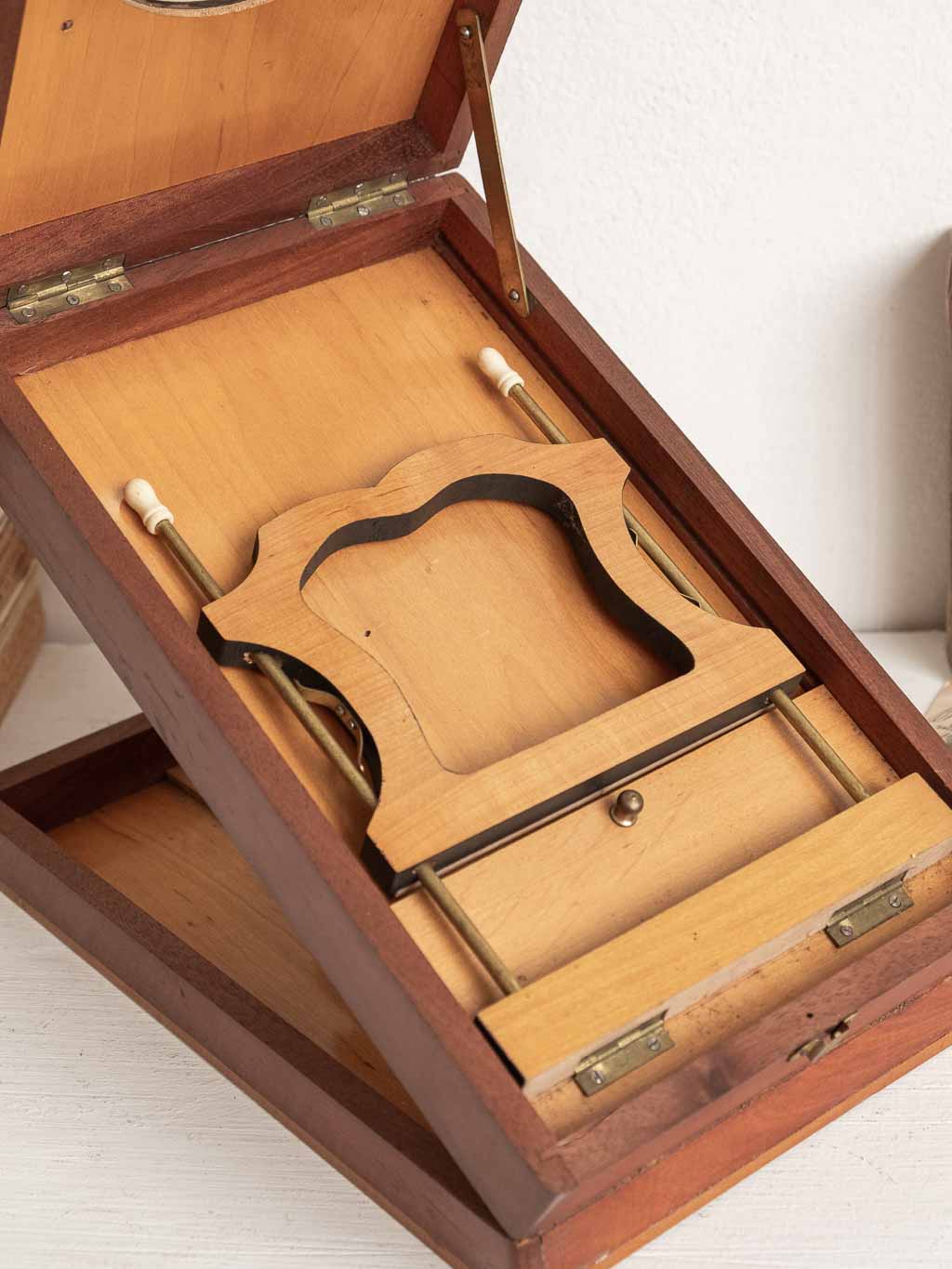 Graphoscope ancien en bois. Boite loupe photos