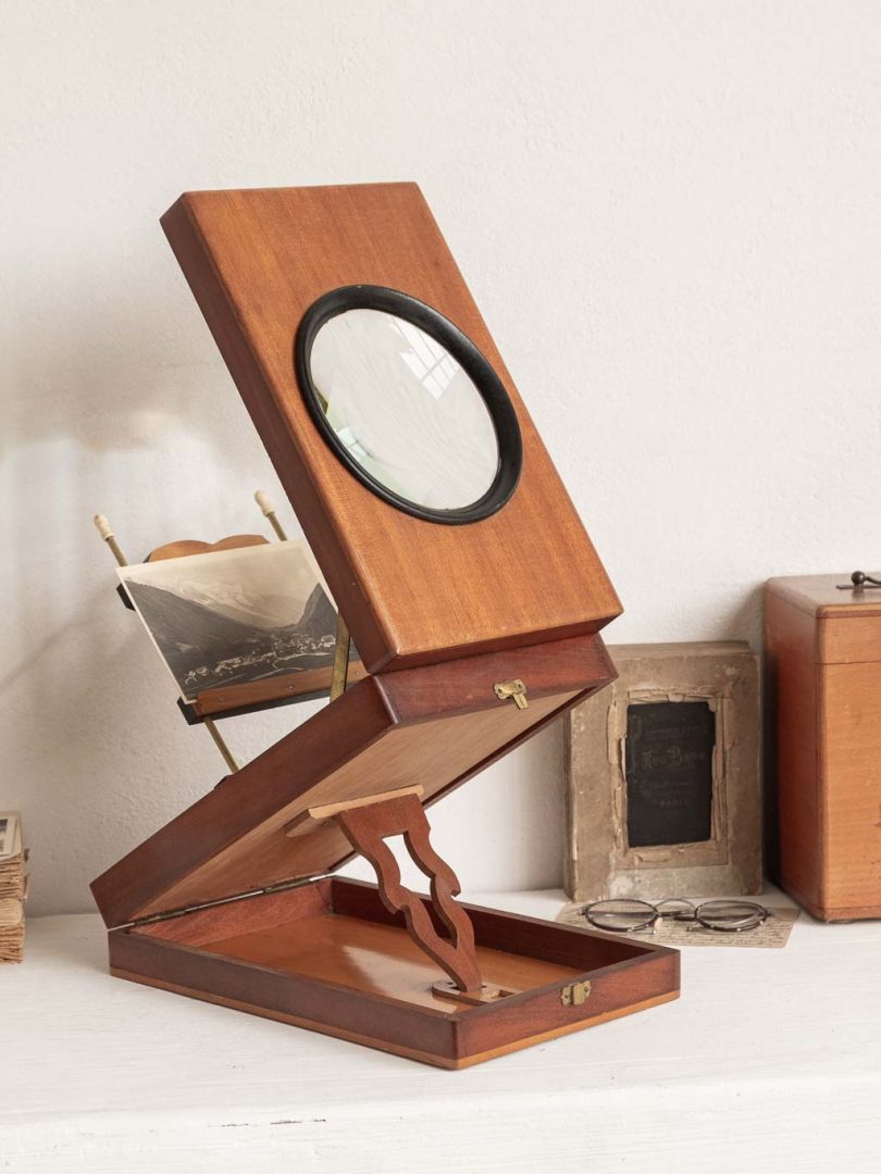Graphoscope ancien en bois. Boite loupe photos