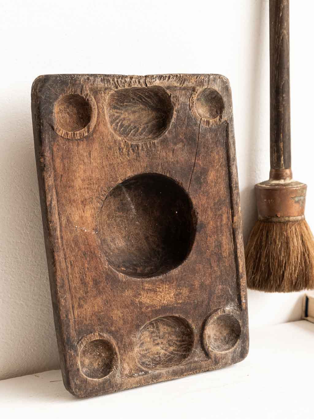 Ancien mortier à épices en bois brut