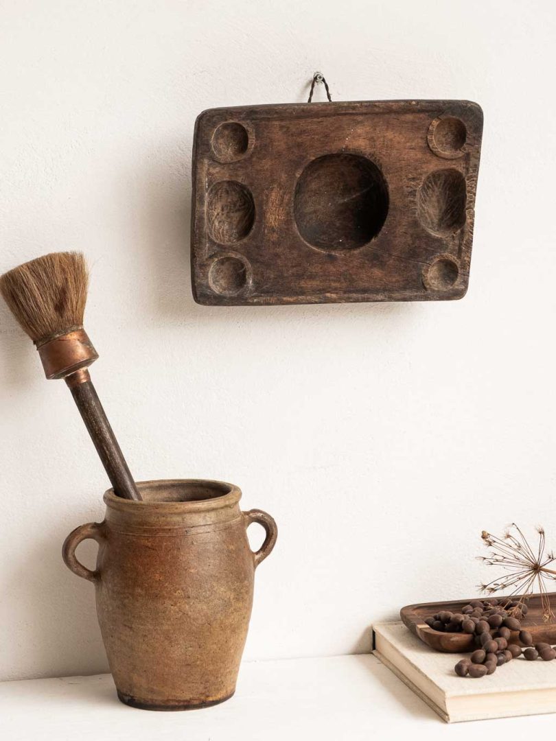 Ancien mortier à épices en bois brut