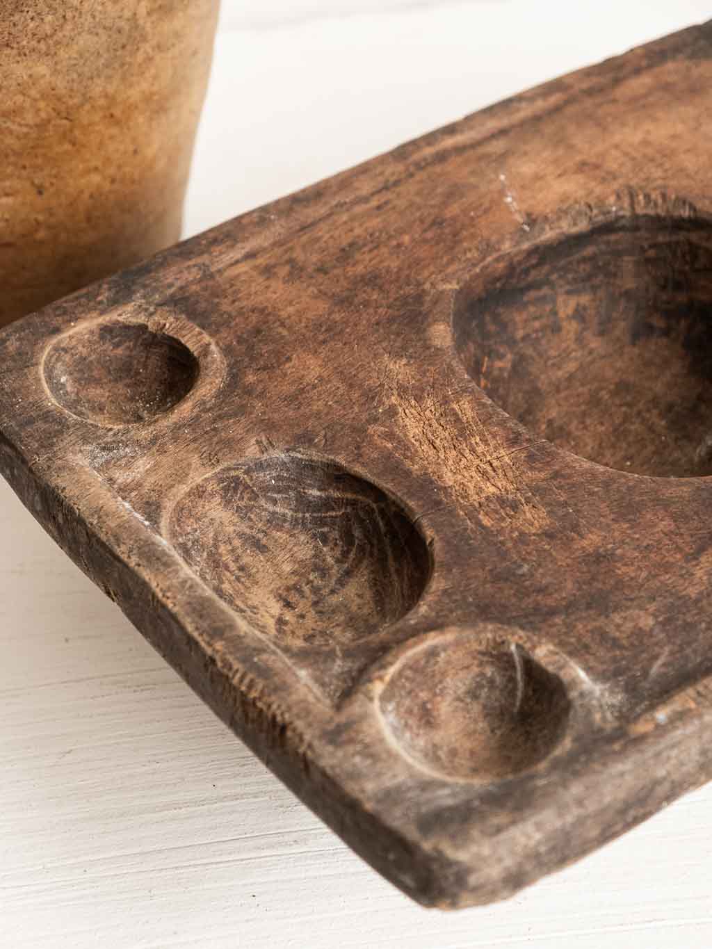 Ancien mortier à épices en bois brut
