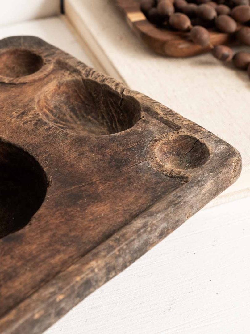 Ancien mortier à épices en bois brut