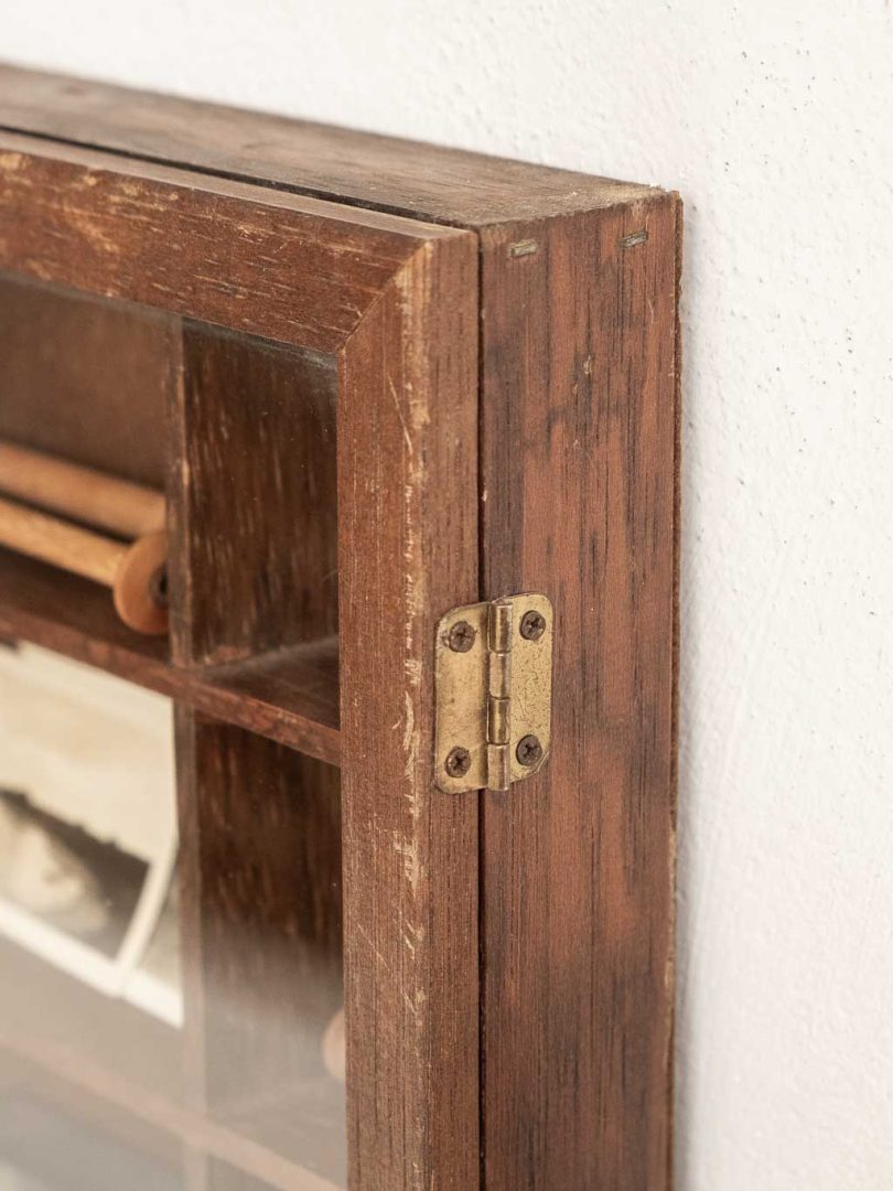casier mural vitré en bois multicases pour collection