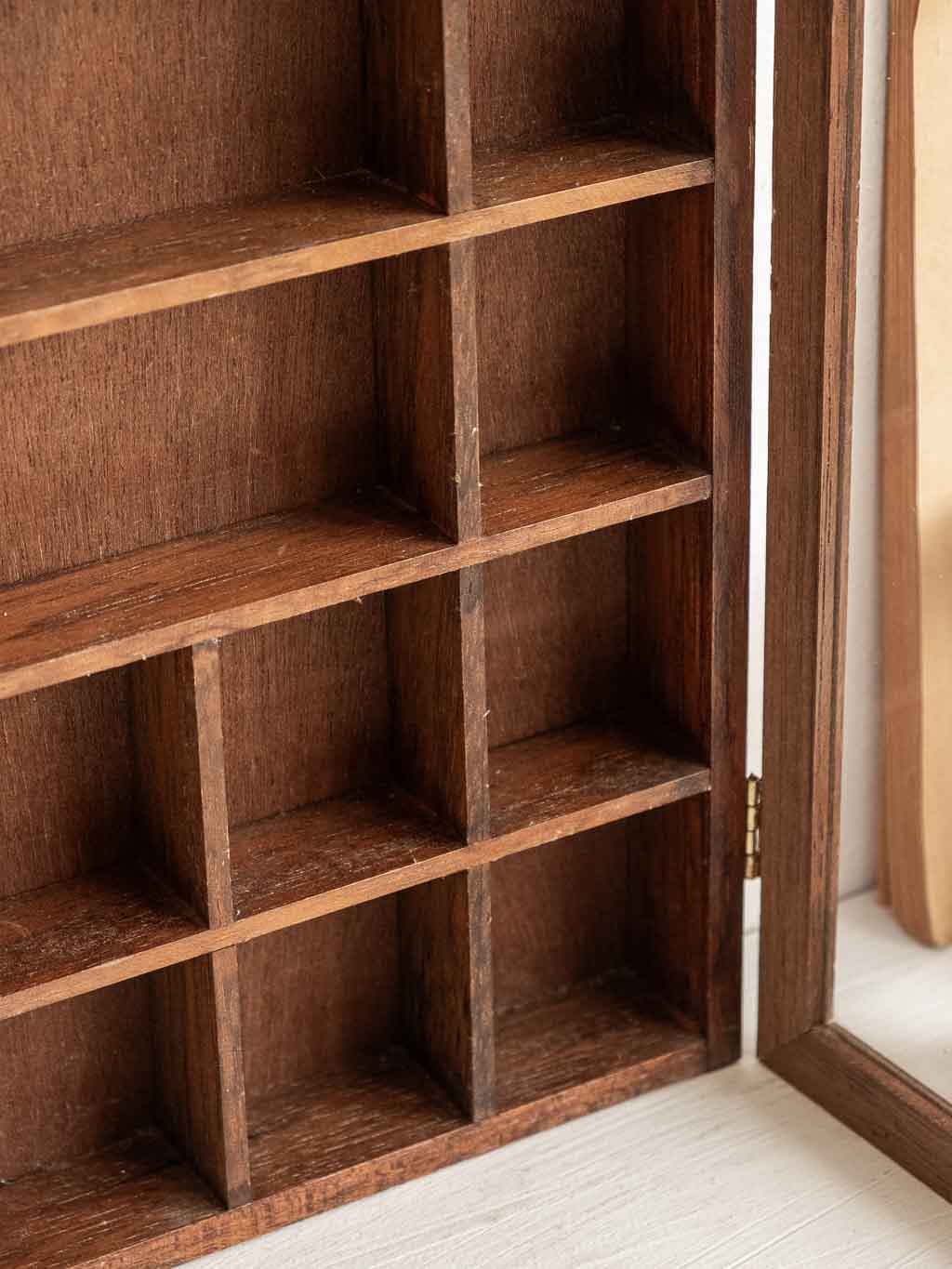 casier mural vitré en bois multicases pour collection