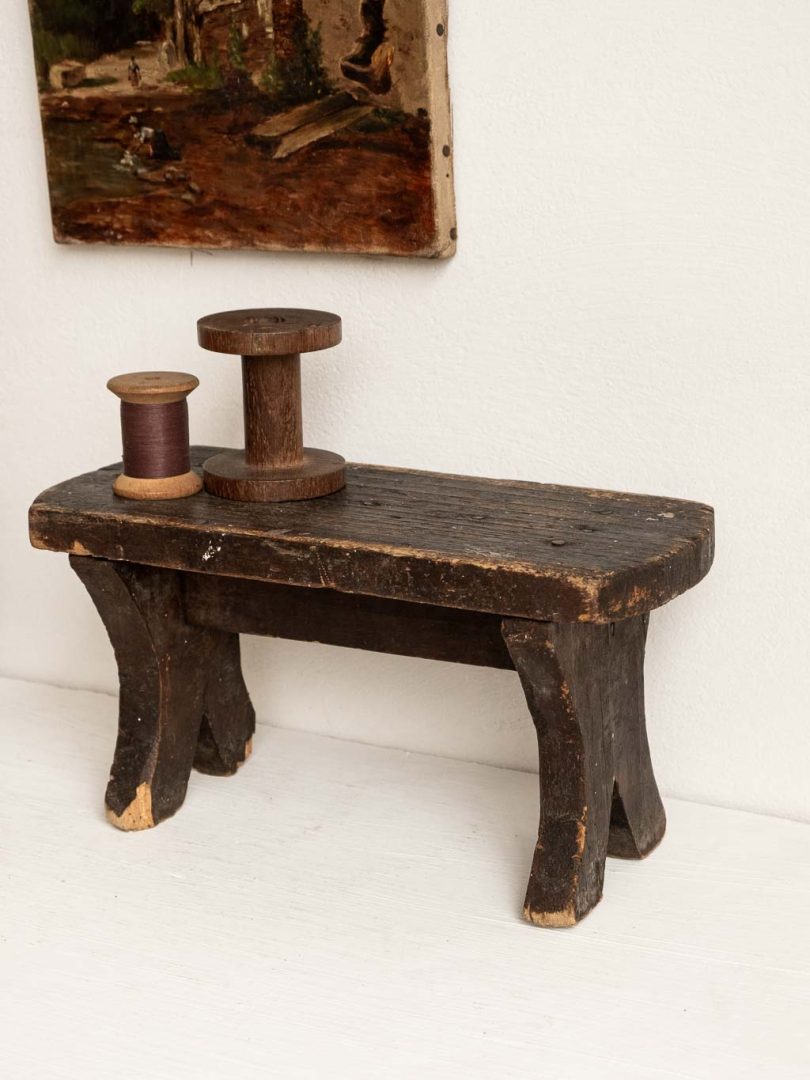 Petit banc, marchepied ancien en bois peint