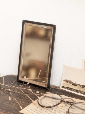 Petit miroir de poche ancien habillé de cuir