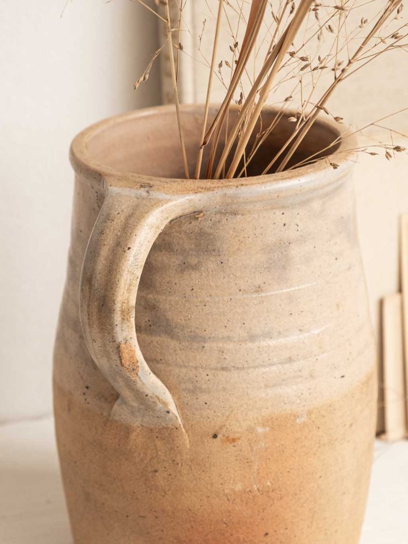 pot en grès beige bicolore ancien avec anse