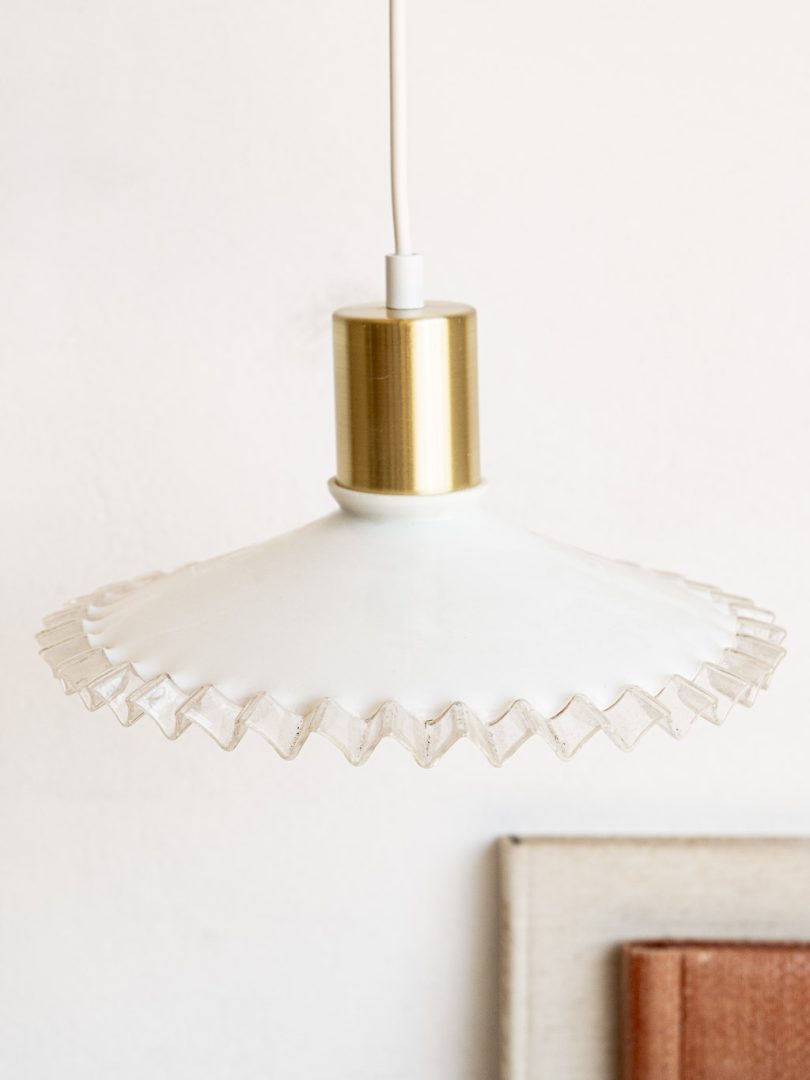 suspension vintage en verre opalin dentelle et douille doré