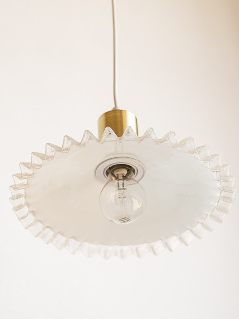 suspension vintage en verre opalin dentelle et douille doré