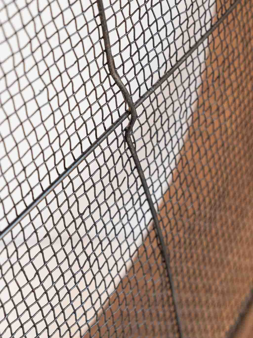ancien tamis rond en bois utilisé en étagère murale