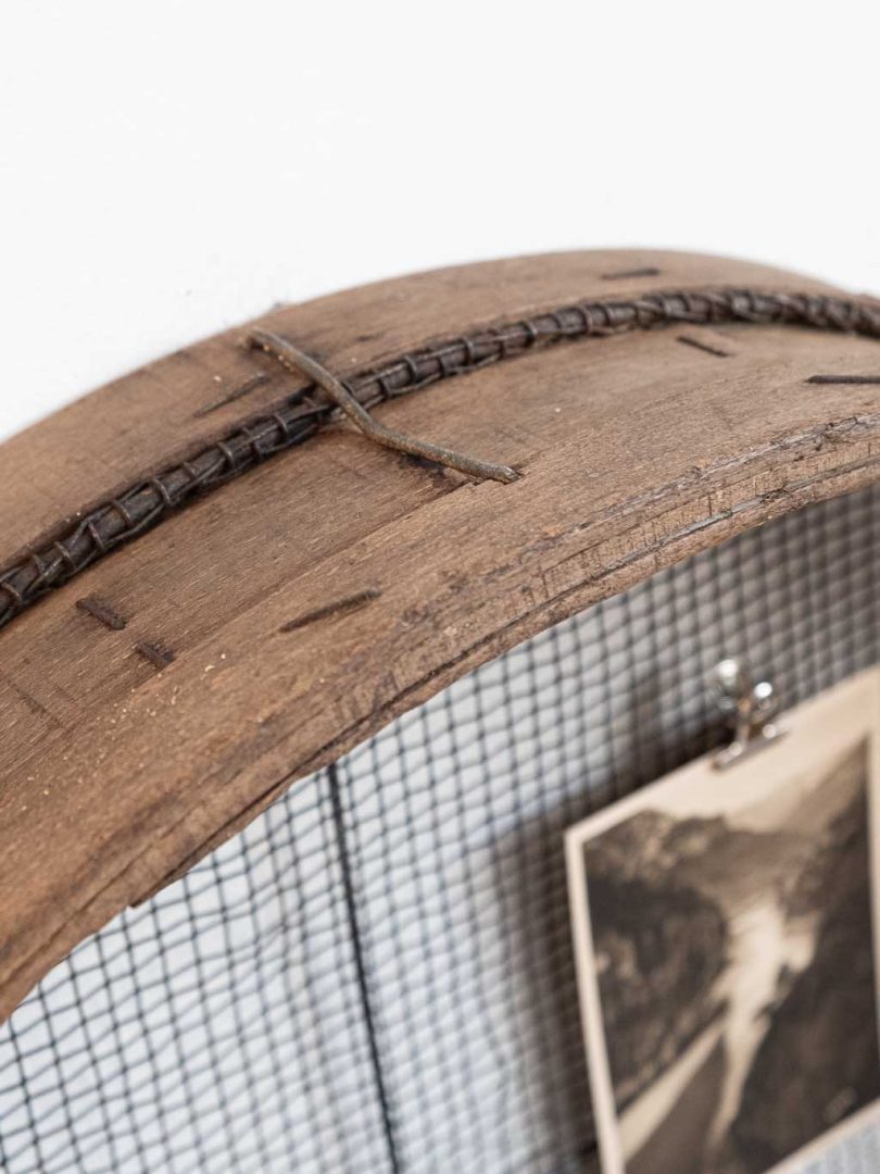 ancien tamis rond en bois utilisé en étagère murale